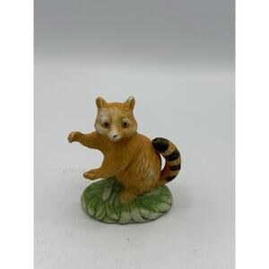 Vintage Homco Ceramic Raccoon Figurine – Woodland Animal on Leaf Base – 3.5”